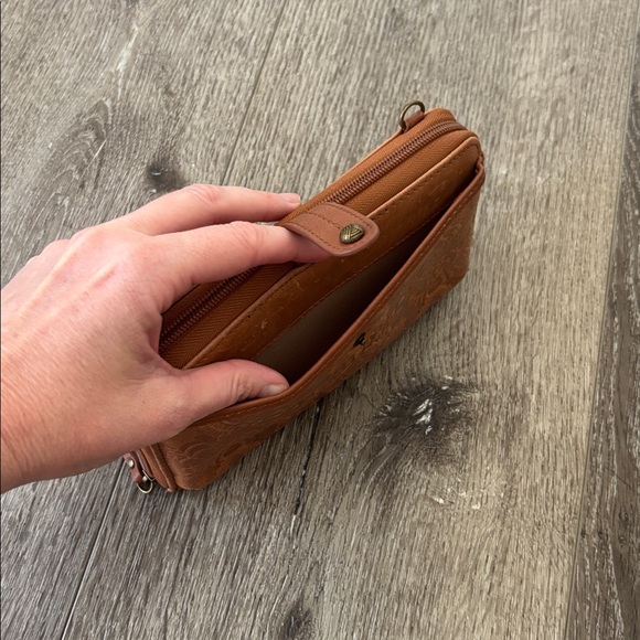 The Sak Brown Leather Wallet - Picture 4 of 8